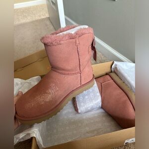 Woman’s UGG Bailey Bow Mini Glimmer Bootie